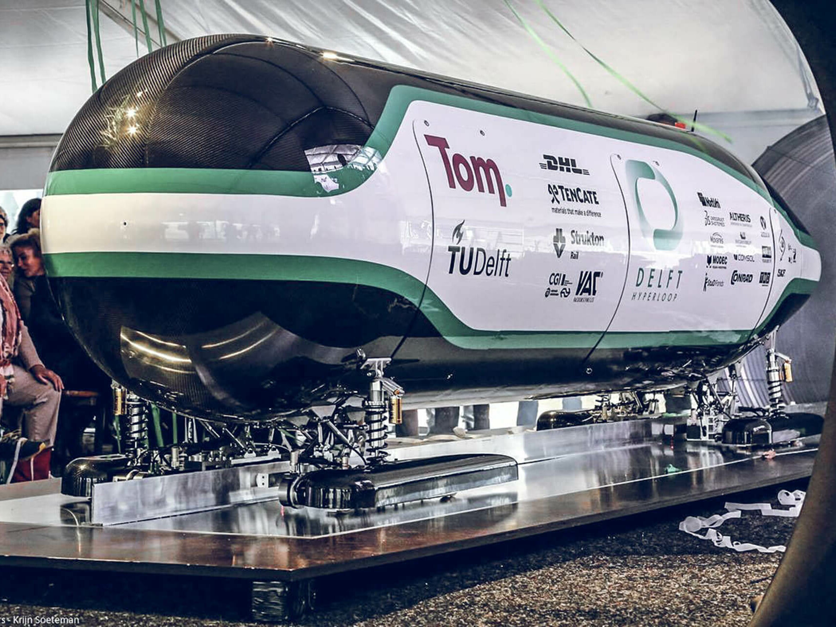 Hyperloop-Kapsel mit 3D gedruckten Bauteilen von voxeljet
