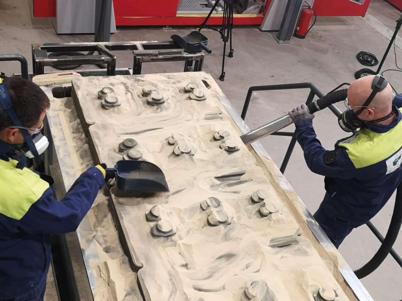 Auspacken der Sandformen an der VX2000 von voxeljet