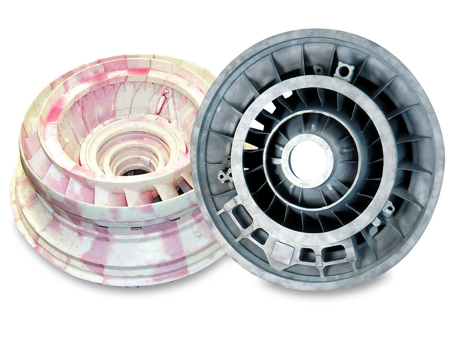 Ein 3D gedrucktes Bauteil aus PMMA liegt neben dem gleichen Bauteil aus Metall