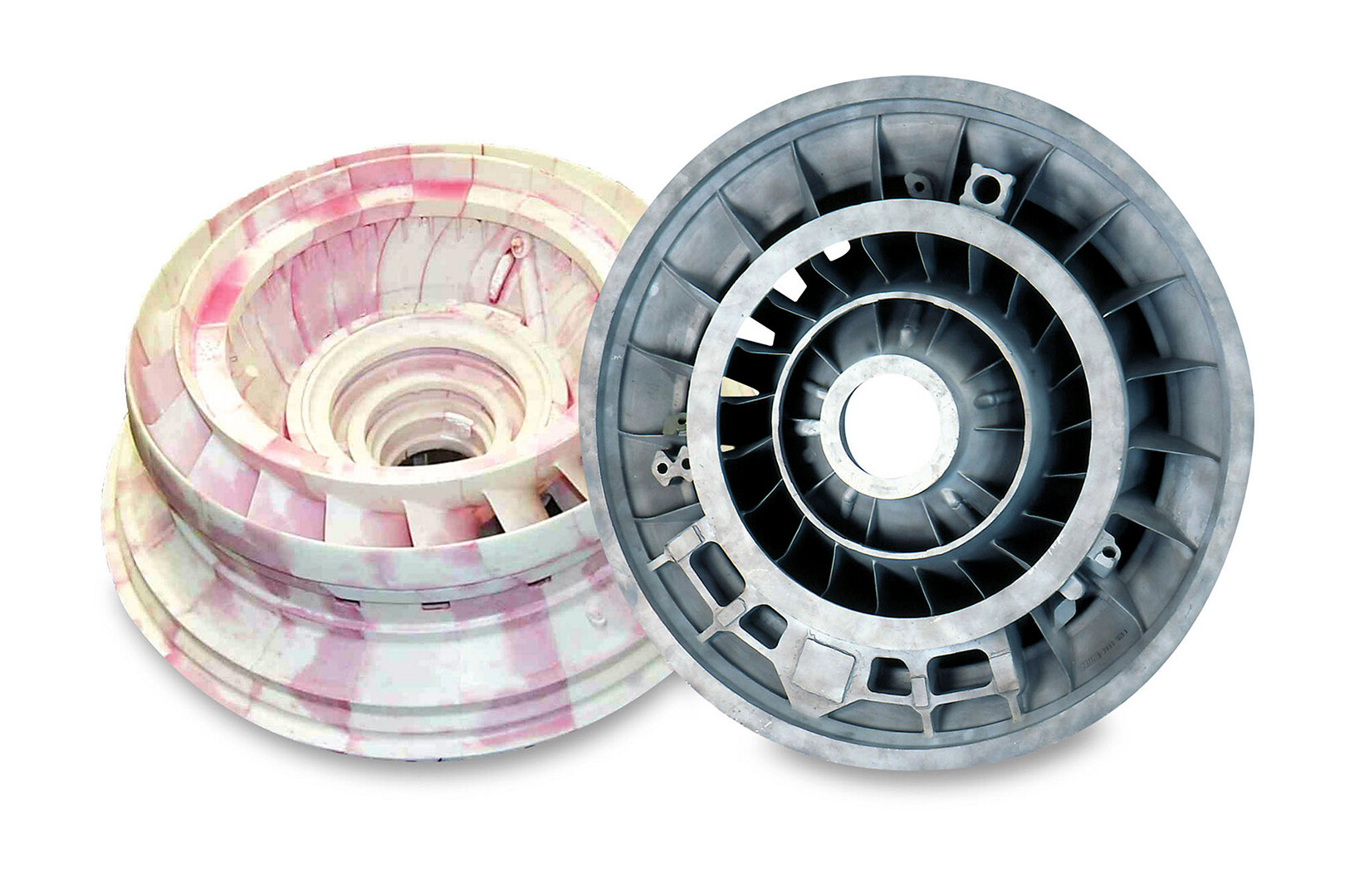 Ein 3D gedrucktes Bauteil aus PMMA liegt neben dem gleichen Bauteil aus Metall