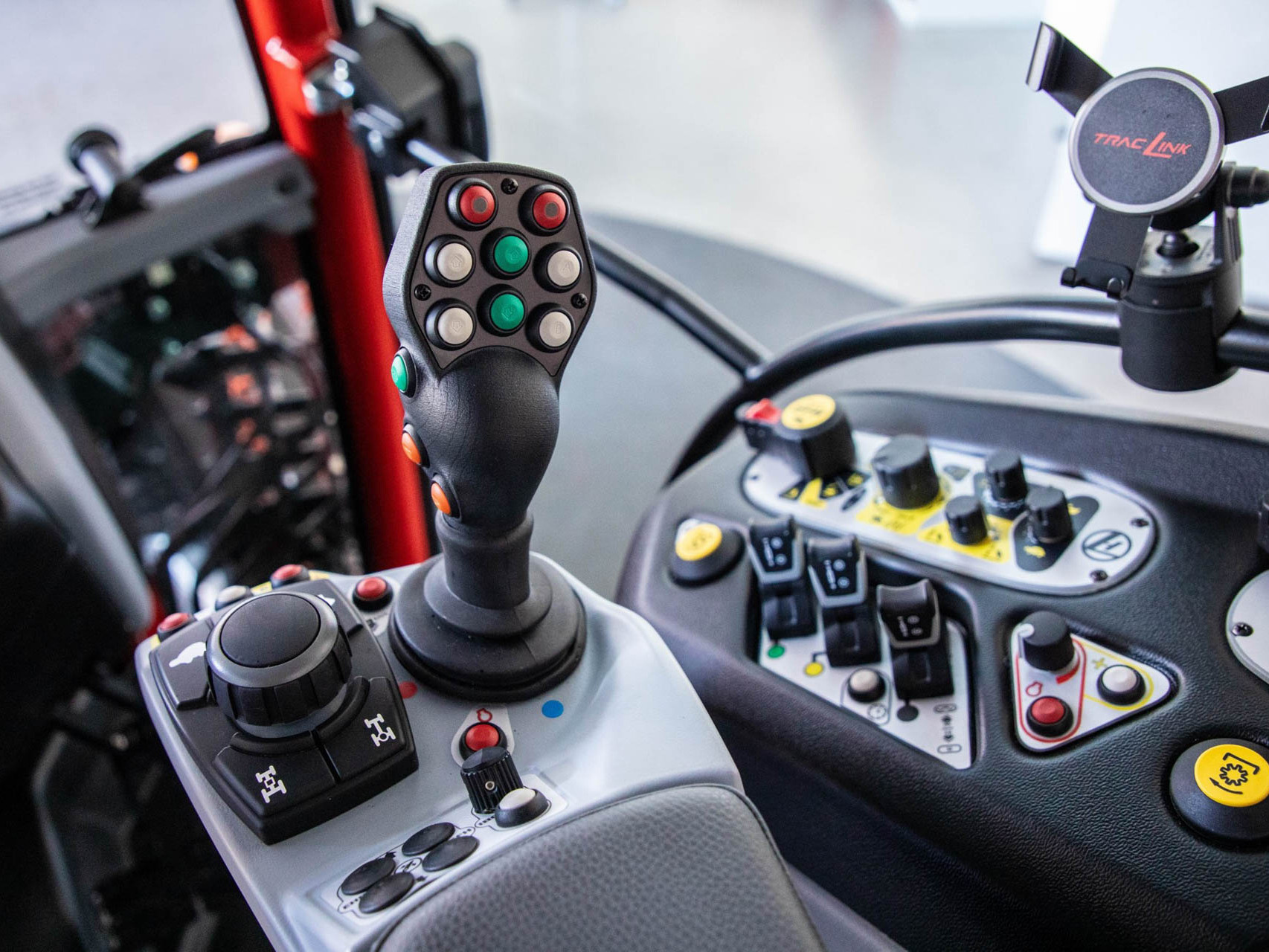 3D-gedruckter Multicontroller Joystick mit 15 Tasten in einem Traktorcockpit. Das Gehäuse ist schwarz und mittels HSS 3D gedruckt.