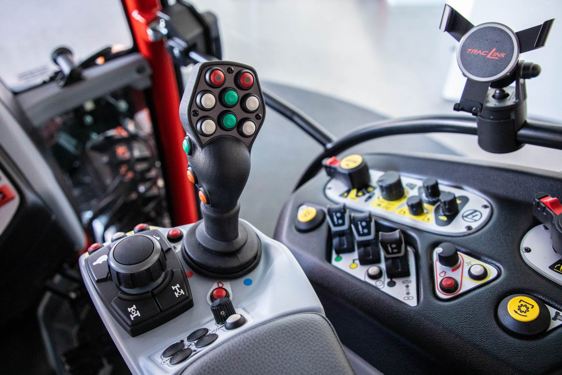 3D-gedruckter Multicontroller Joystick mit 15 Tasten in einem Traktorcockpit. Das Gehäuse ist schwarz und mittels HSS 3D gedruckt.