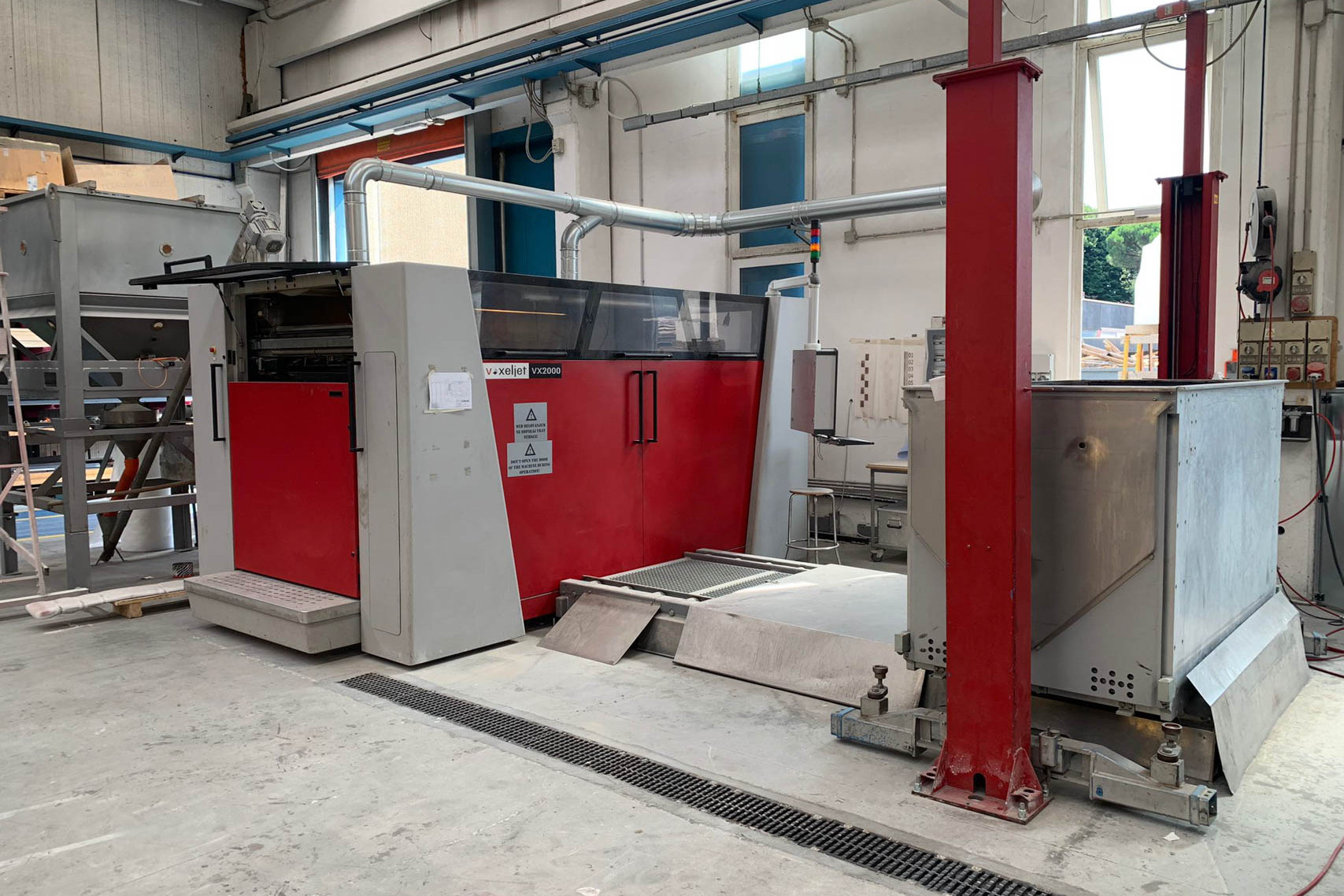 Ein VX2000 3D-Drucker mit Jobbox vor der Maschine steht in einer Fertigungshalle in Italien.