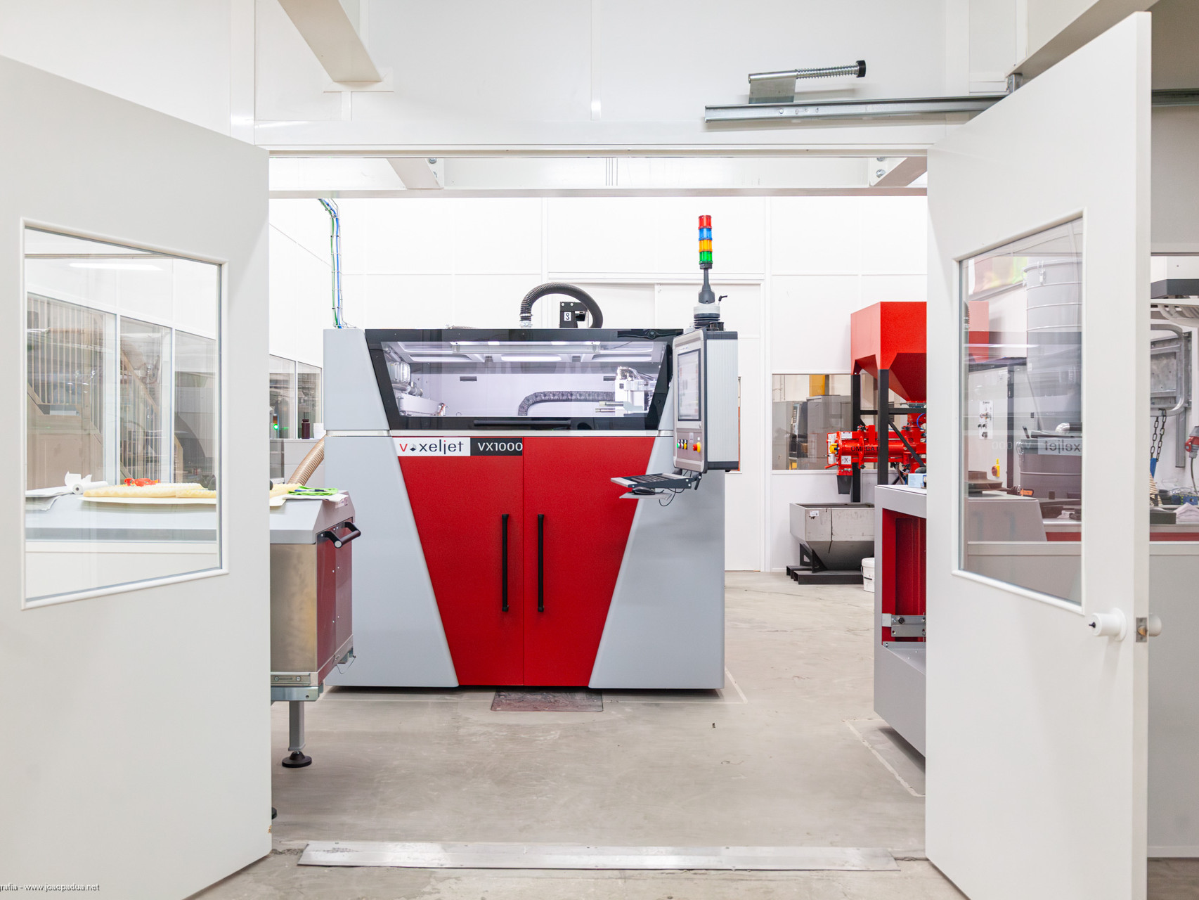 Der 3D-Drucker VX1000 für Sandformen und Kerne von voxeljet in einer Fertigungshalle.