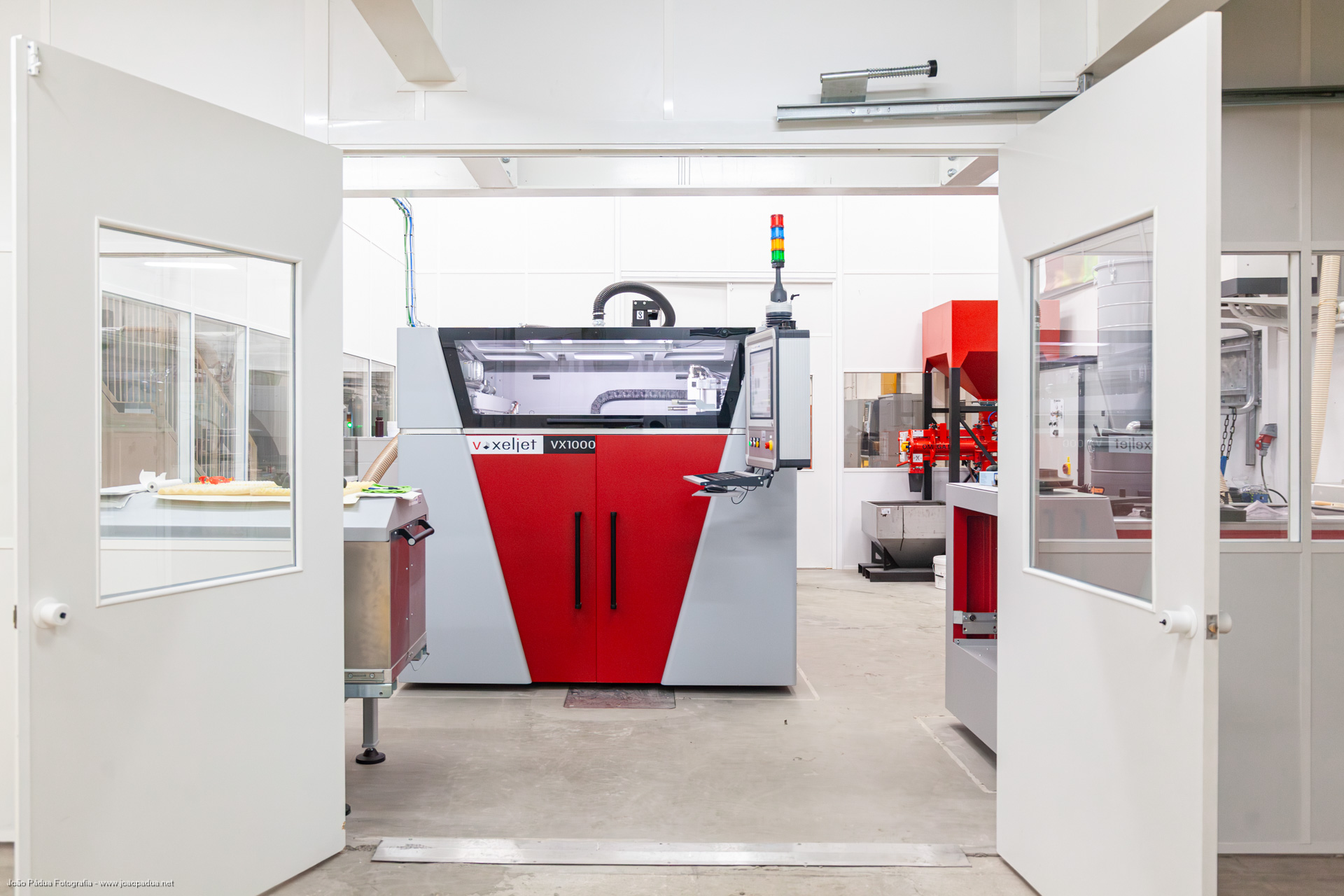 Der 3D-Drucker VX1000 für Sandformen und Kerne von voxeljet in einer Fertigungshalle.