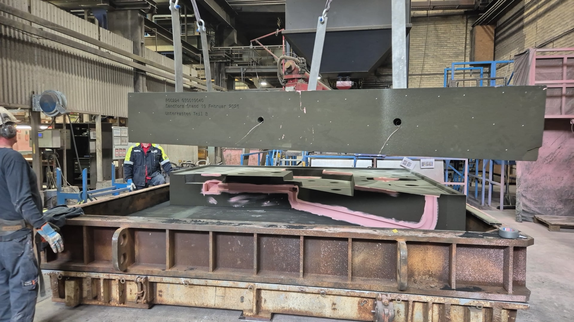 Zusammenfügen von großen 3D-gedruckten Sandformen in einer Gießerei